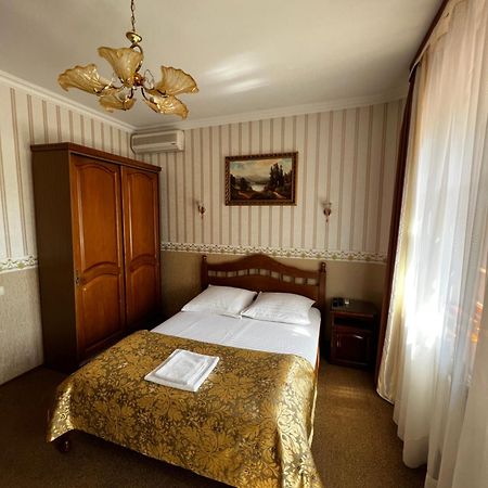 Zolotoy Fazan Hotel Nikolayev Ngoại thất bức ảnh