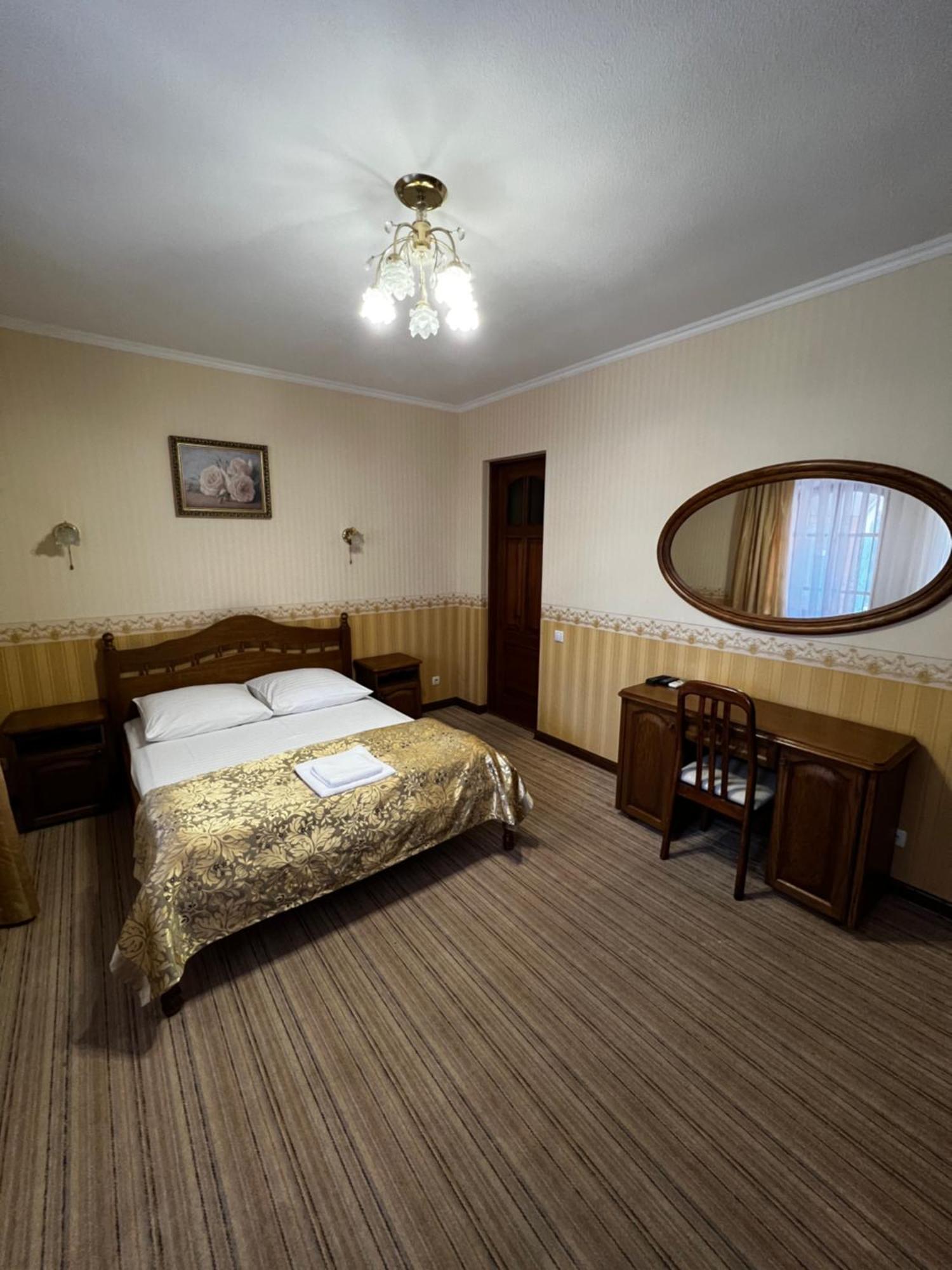 Zolotoy Fazan Hotel Nikolayev Ngoại thất bức ảnh