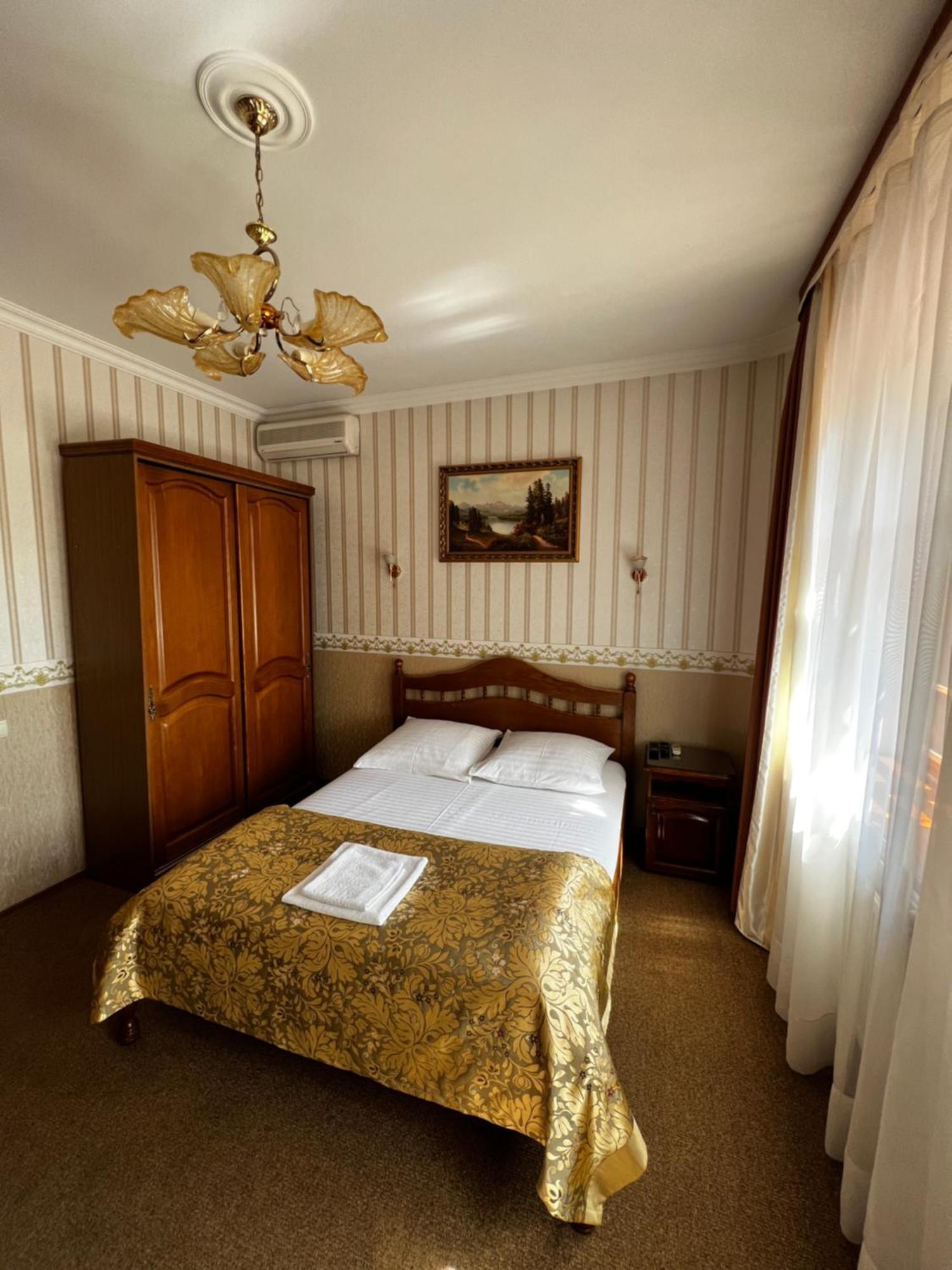 Zolotoy Fazan Hotel Nikolayev Ngoại thất bức ảnh